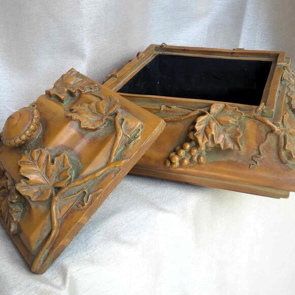 Stunning Intricately Sculpted Ornate Grape Vines Large Lidded Trinket Box - Picture 3 of 10